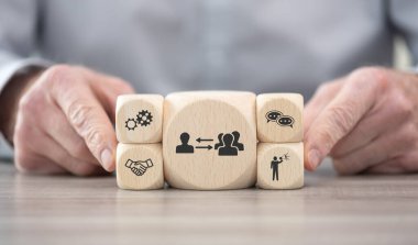 Halkla ilişkiler sembollü tahta bloklar