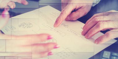 Bir iş planı üzerinde çalışan iş adamları, geometrik şablon