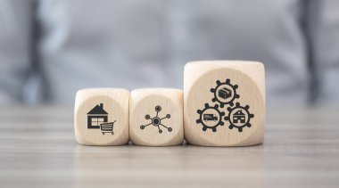 Ev teslimatı kavramına sahip tahta bloklar.