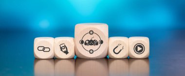 Mavi arkaplanda video oyunu bağımlılığı sembolü olan tahta bloklar