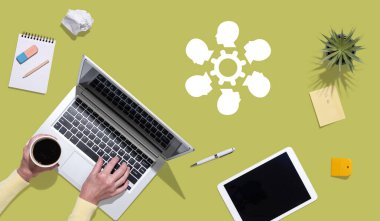 hrm kavramının sembolü olan dizüstü bilgisayar kullanan ellerin üst görünümü