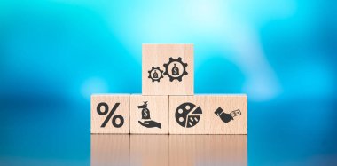 Mavi arka planda yatırım konsepti sembolü olan tahta bloklar