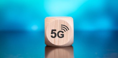 Mavi arkaplanda 5G sembolü olan tahta blok