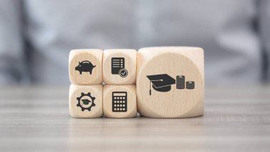 Fafsa kavramının sembolü olan tahta bloklar