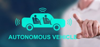 Adam dokunmatik ekranda otonom bir araç konseptine parmağıyla dokunuyor.