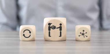 Damlama konsepti sembollü ahşap bloklar