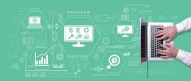 Si kavramının sembolü olan dizüstü bilgisayar kullanan ellerin üst görünümü