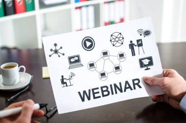 Web semineri kavramını gösteren bir kağıt tutan el