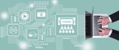 Sinema kavramının sembolü olan dizüstü bilgisayar kullanan eller üst görünümü