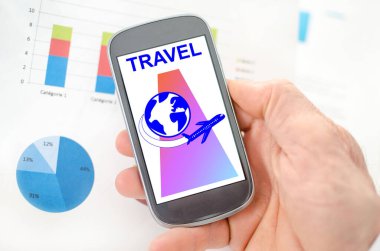 Elle tutulan bir akıllı telefondan seyahat kavramı