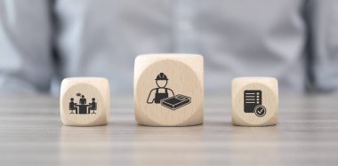 Devam eden eğitim kavramının sembolü olan tahta bloklar