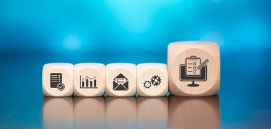 Mavi zemin üzerinde çevrimiçi araştırma kavramının sembolü olan tahta bloklar