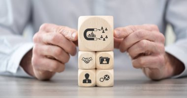 İşe alım kavramının sembolü olan tahta bloklar