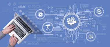 Sinema kavramının sembolü olan dizüstü bilgisayar kullanan eller üst görünümü