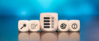 Mavi arka planda verimlilik sembolü olan tahta bloklar