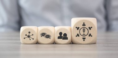 Halkla ilişkiler sembollü tahta bloklar