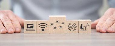 Webinar kavramının sembolü olan tahta bloklar