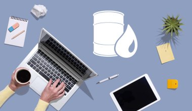 Opec kavramının sembolü olan dizüstü bilgisayar kullanan ellerin üst görünümü