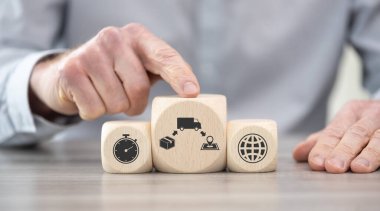 Teslimat konsepti sembollü tahta bloklar.