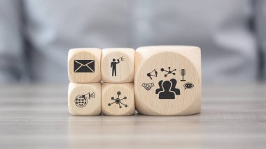 Halkla ilişkiler sembollü tahta bloklar