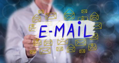 Adam bir e-posta kavramı bir dokunmatik ekran üzerinde bir kalemle dokunma