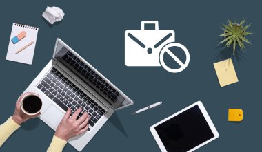 İşsizlik sembollü dizüstü bilgisayar kullanan ellerin üst görünümü