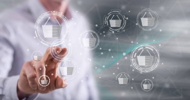 Adam dokunmatik ekranda bir e-ticaret konseptine parmağıyla dokunuyor.