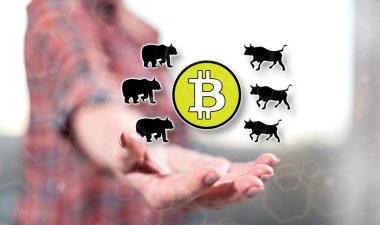 Bitcoin trend kavramı arka plandaki bir kadının elinin üzerinde