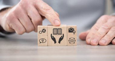 Bilgi kavramının sembolü olan tahta bloklar