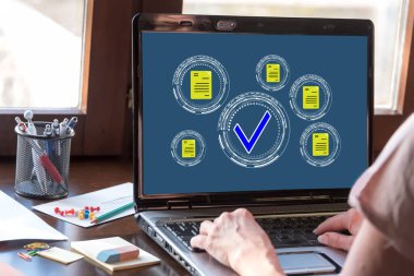 Bir belge doğrulama kavramını gösteren dizüstü bilgisayar ekranı