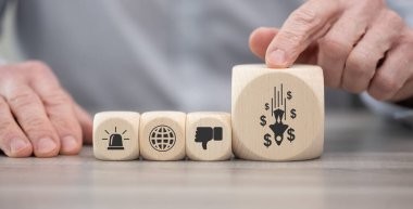 Ekonomik kriz sembollü tahta bloklar