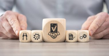 Anlaşma sembollü tahta bloklar.