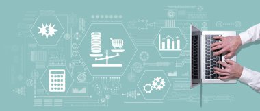 Enflasyon konsepti sembollü dizüstü bilgisayar kullanan ellerin üst görünümü