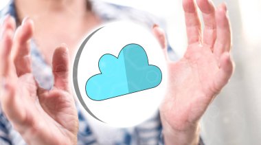 Arka planda bir kadının elleri arasındaki bulut ağı kavramı