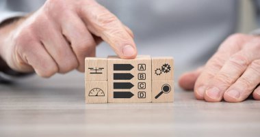 Değerlendirme konsepti sembollü tahta bloklar