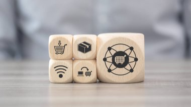 Çevrimiçi alışveriş kavramının sembolü olan tahta bloklar.