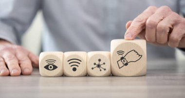 Giyilebilir teknoloji sembolü olan tahta bloklar.