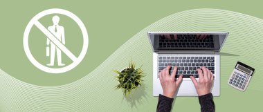 İşsizlik sembollü dizüstü bilgisayar kullanan ellerin üst görünümü