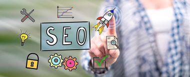 Bir kadın dokunmatik ekranda bir konsepte parmağıyla dokunuyor.