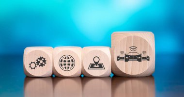 Mavi arka planda bağlı araba konsepti sembollü tahta bloklar