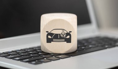 Laptop klavyesinde sürücüsüz araba kavramının sembolü olan tahta blok