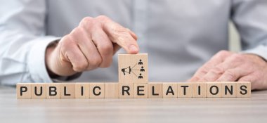 Halkla ilişkiler sembollü tahta bloklar