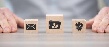 Kişisel veri güvenliği sembollü tahta bloklar