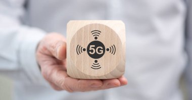 5G konseptinin sembolü olan ahşap bir küp.