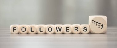 Müritlerin sembolü olan tahta bloklar.