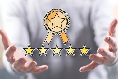 Kaliteli kavram, arka plandaki adamın ellerinden üstündür.