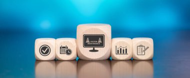 Mavi arka planda sistem bakım kavramının sembolü olan tahta bloklar