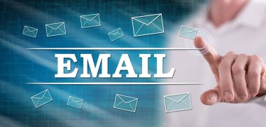 Bir adam dokunmatik ekranda e-posta konseptine parmağıyla dokunuyor.