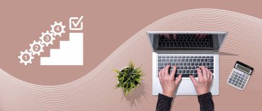 Eylem planının sembolü olan dizüstü bilgisayar kullanan ellerin üst görünümü