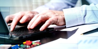 Ofiste dizüstü bilgisayar kullanan iş adamının elleri, ışık efekti, geometrik desen